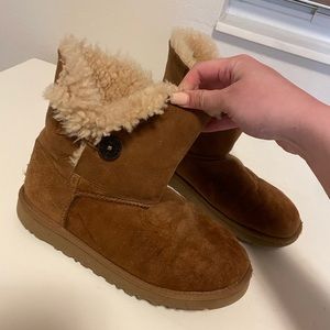 Authentic mini uggs size 6 but fit me I’m an 8
